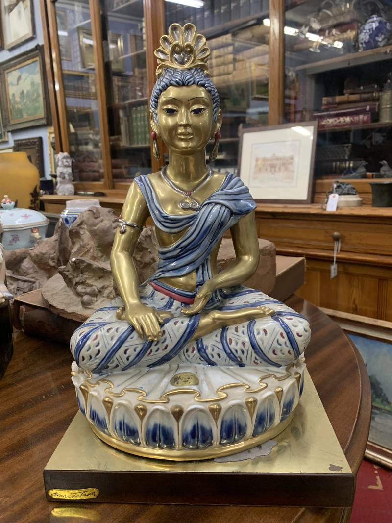 edoardo tosca ceramciaIMG_8459_risultato Edoardo Tasca design figura di principessa indiana smalti blu e oro lampada da tavolo - immagine 7