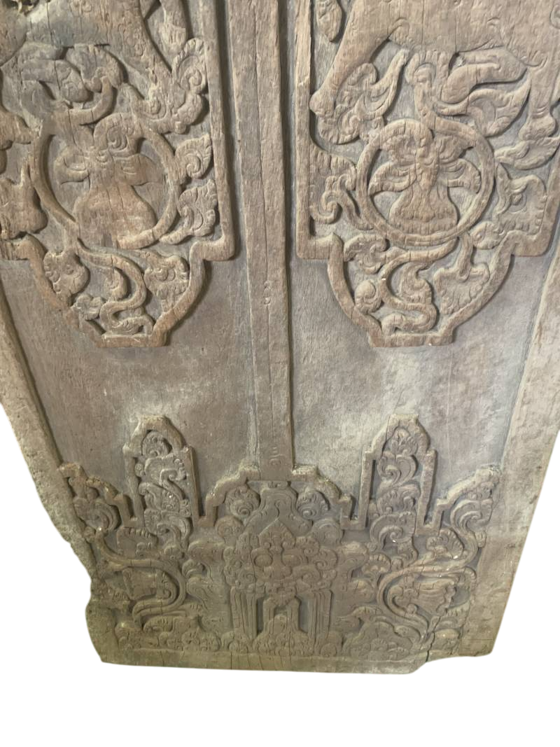 Antica porta da tempio in legno intagliato orientale con fenice e figure orientali - immagine 9