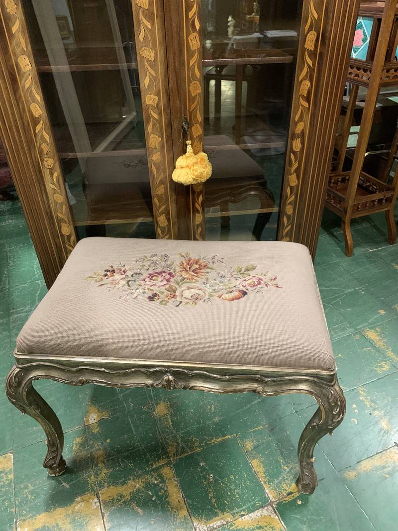 Antico sgabello panchetta in legno intagliato e meccato tessuto a ricamo d'epoca - immagine 3