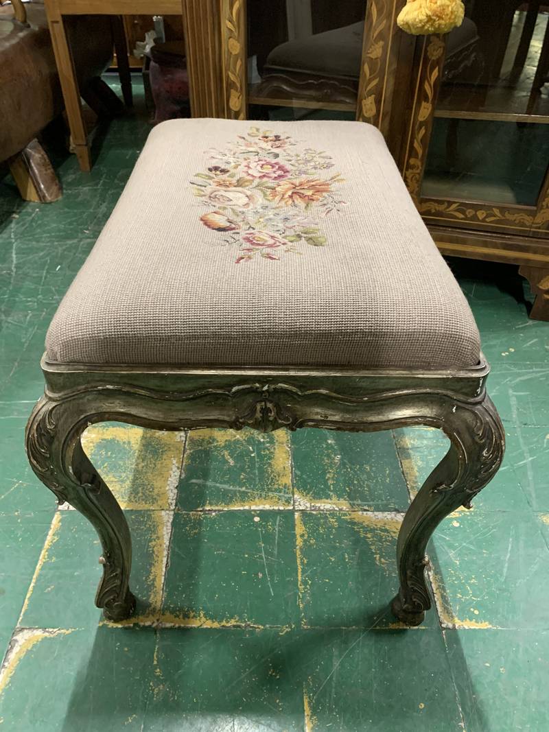 Antico sgabello panchetta in legno intagliato e meccato tessuto a ricamo d'epoca - immagine 4