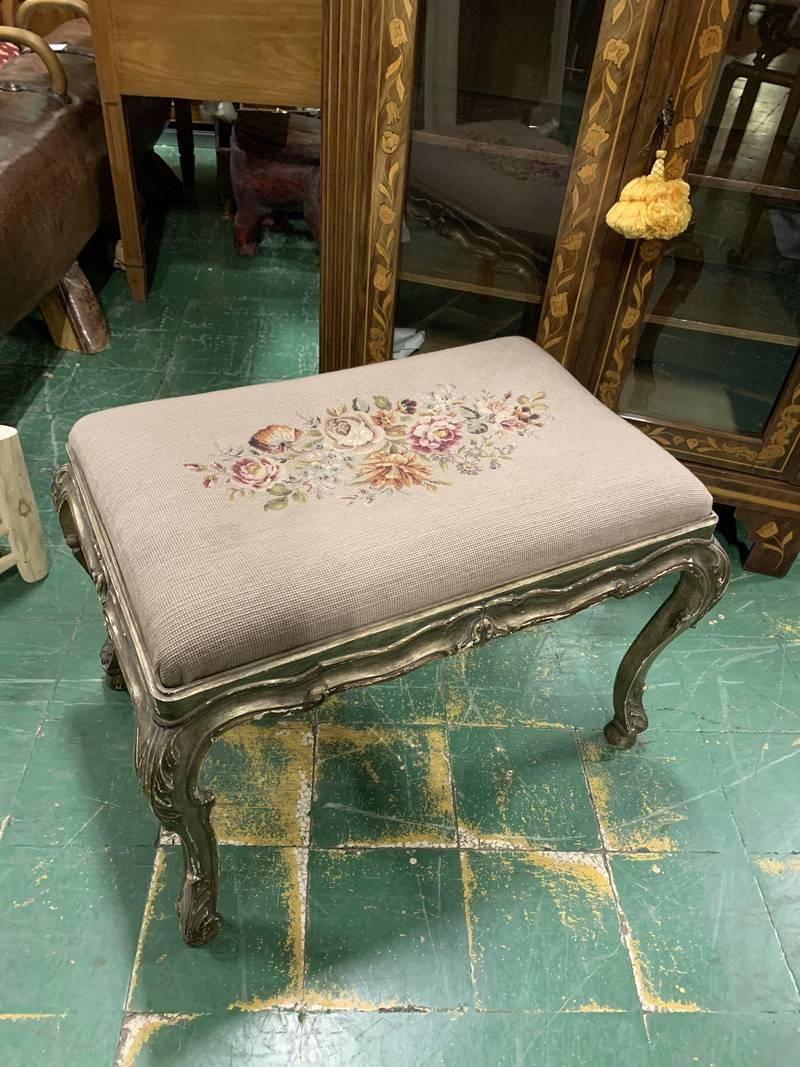 Antico sgabello panchetta in legno intagliato e meccato tessuto a ricamo d'epoca - immagine 5