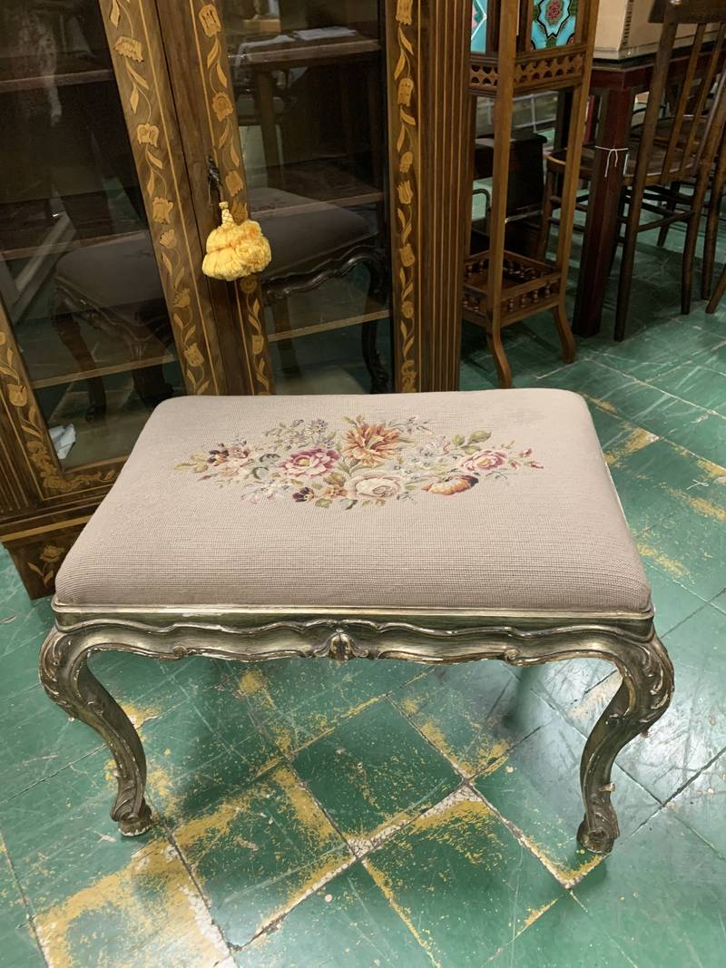 Antico sgabello panchetta in legno intagliato e meccato tessuto a ricamo d'epoca - immagine 6