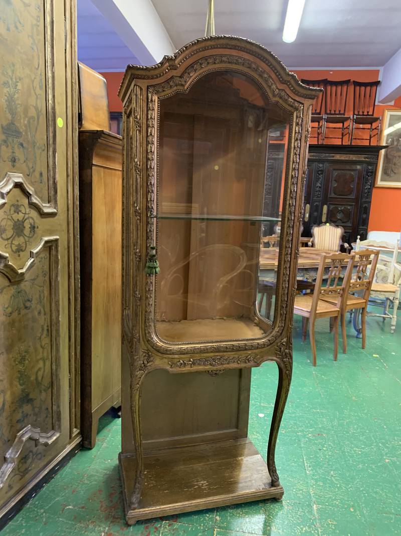 Antica vetrinetta in legno intagliato e dorato stile Luigi XV Rococo' - immagine 11