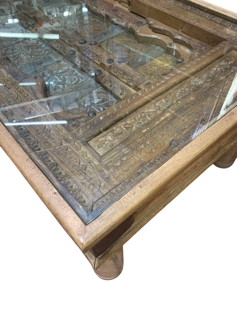 Antico tavolino basso fatto con un antica porta indiana in legno intagliato - immagine 7