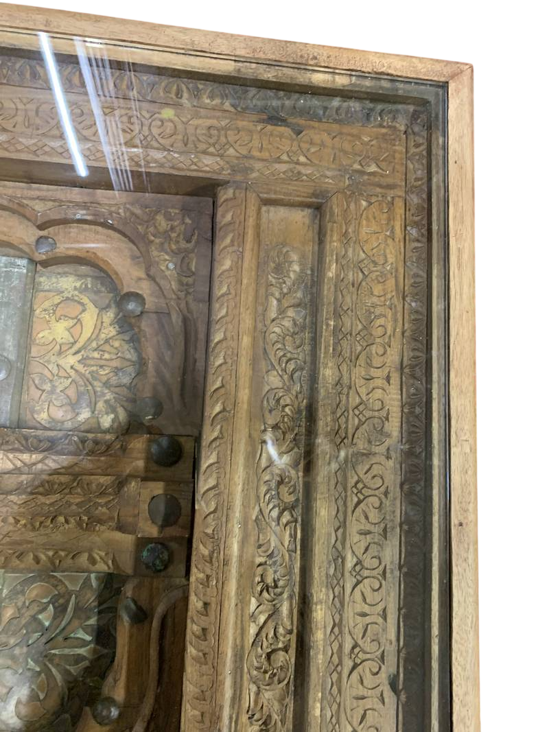 Antico tavolino basso fatto con un antica porta indiana in legno intagliato - immagine 3