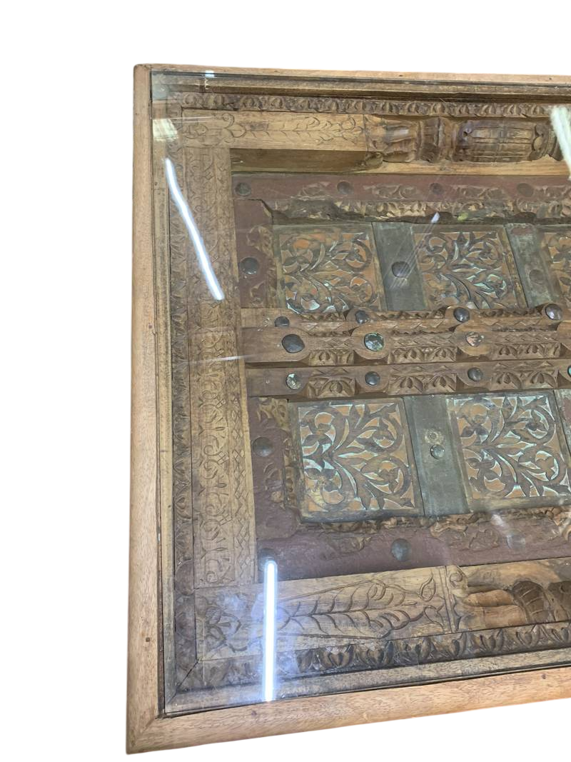Antico tavolino basso fatto con un antica porta indiana in legno intagliato - immagine 4