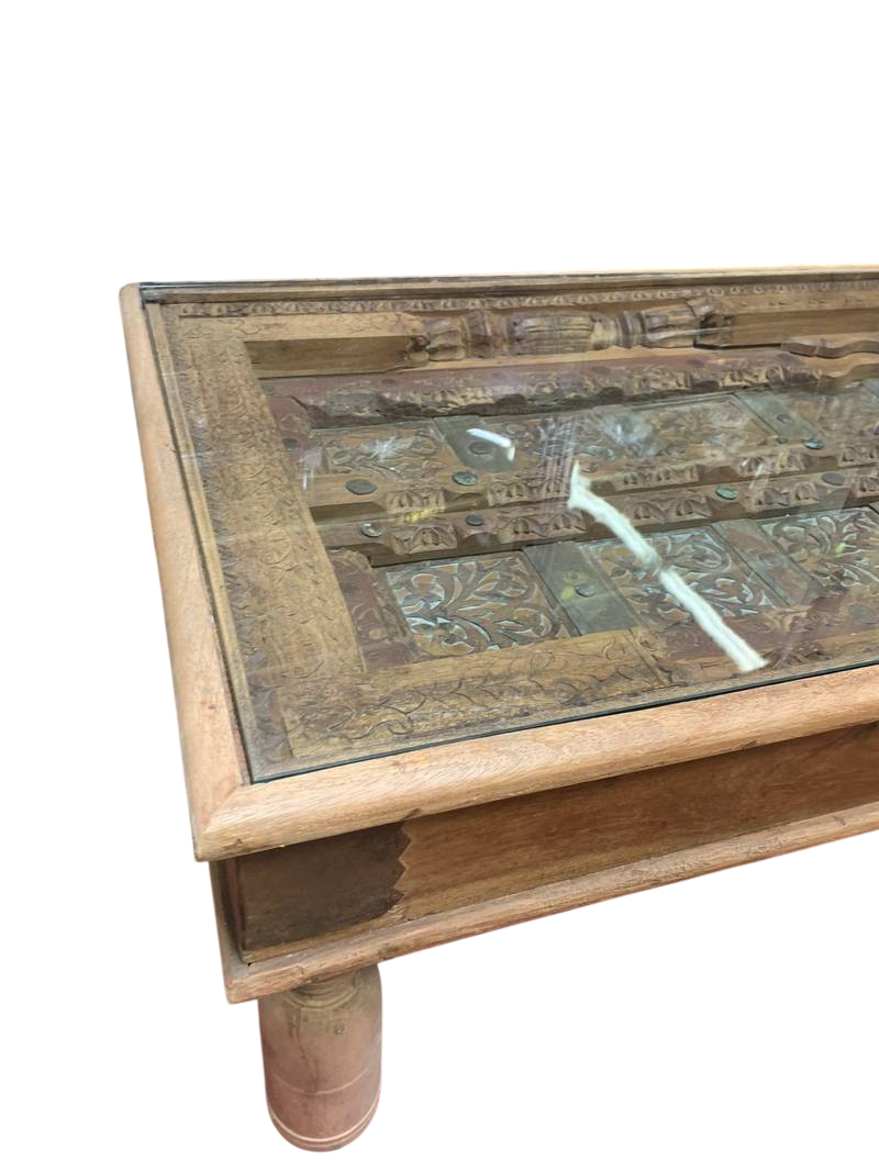 Antico tavolino basso fatto con un antica porta indiana in legno intagliato - immagine 5