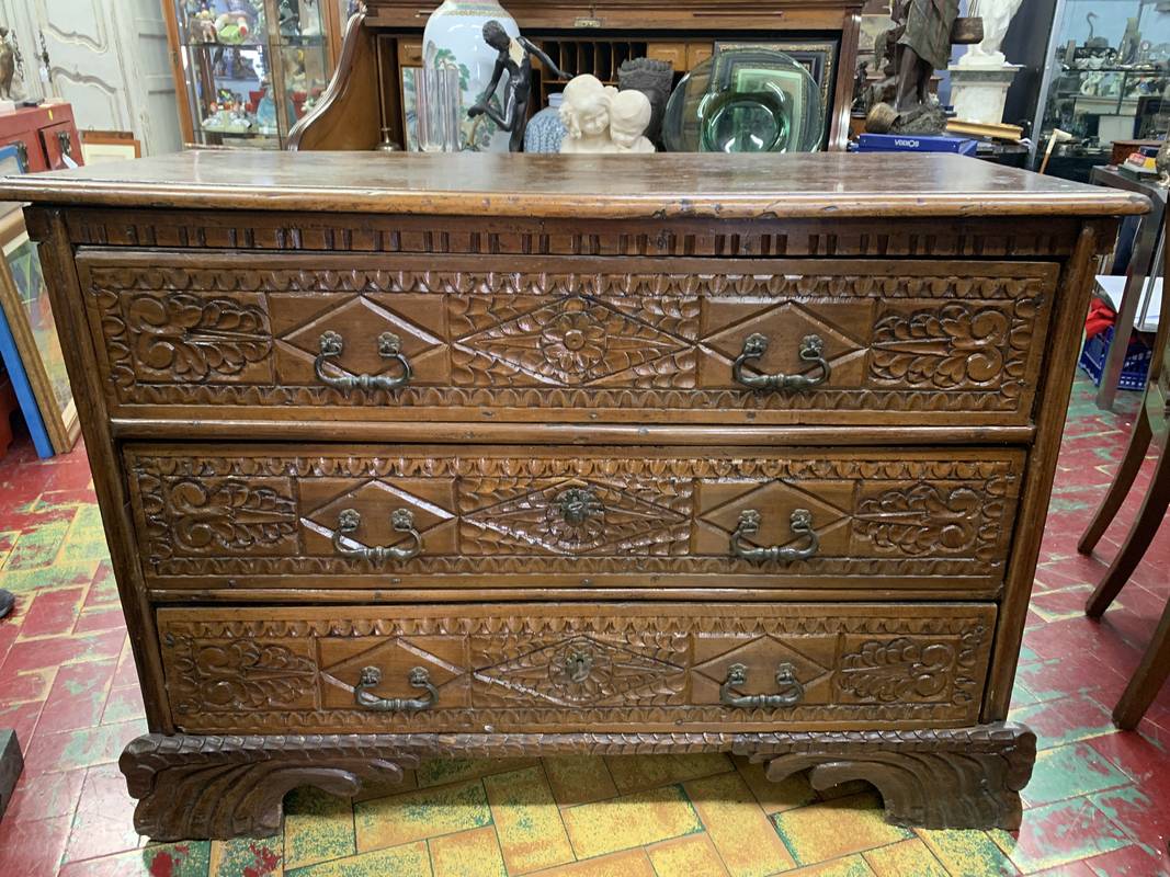 Antico e raro Cassettone Sardo del 700 noce ricco intaglio - immagine 9