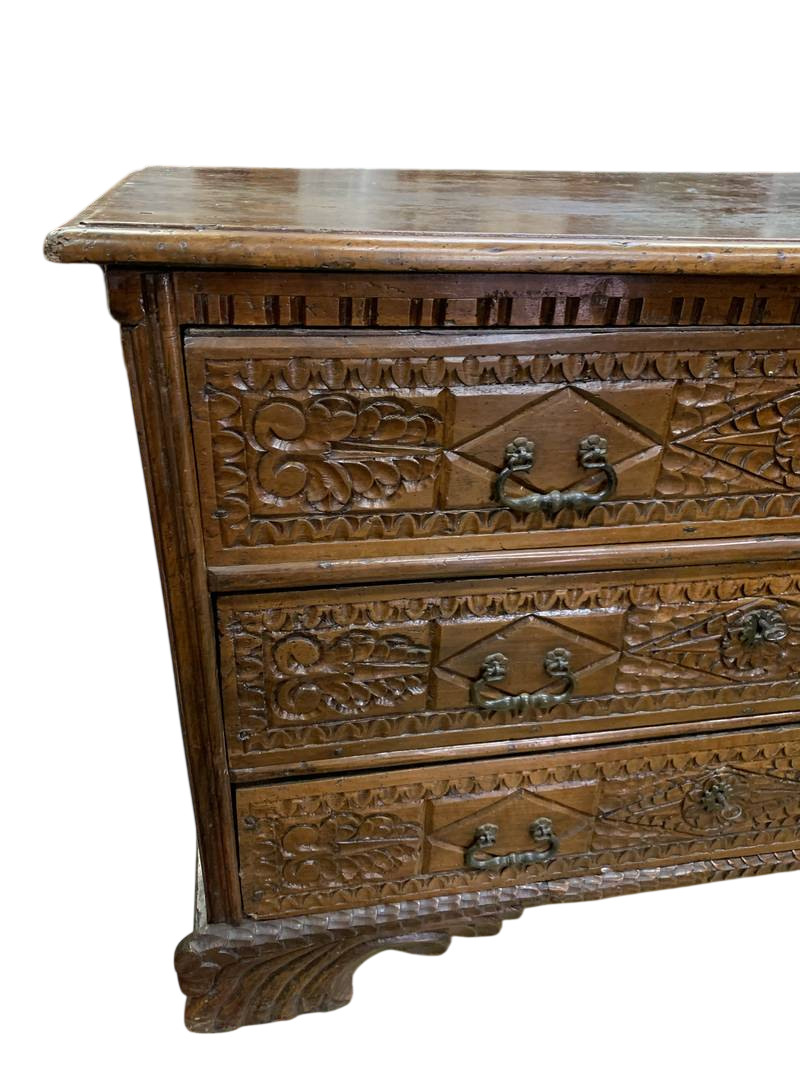 Antico e raro Cassettone Sardo del 700 noce ricco intaglio - immagine 8