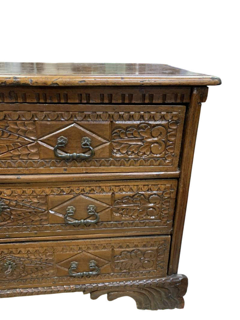 Antico e raro Cassettone Sardo del 700 noce ricco intaglio - immagine 7