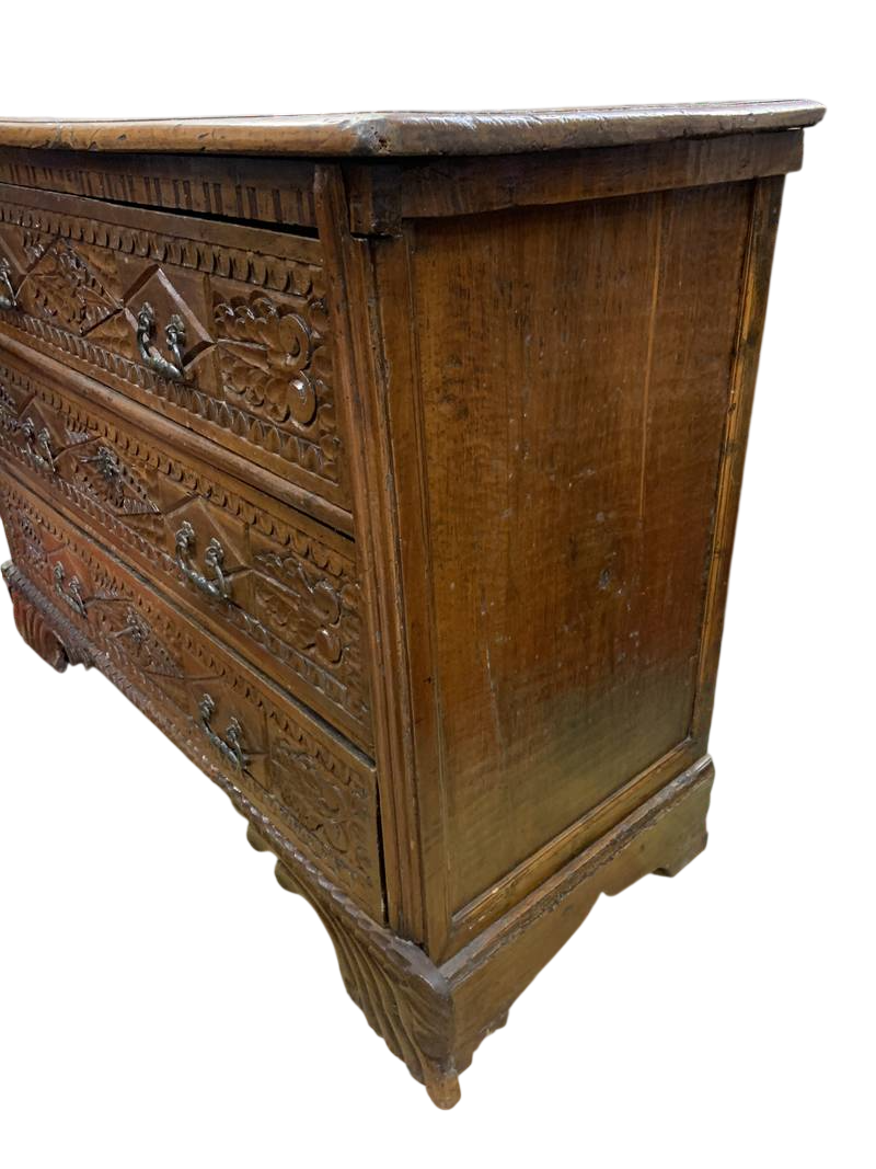 Antico e raro Cassettone Sardo del 700 noce ricco intaglio - immagine 6