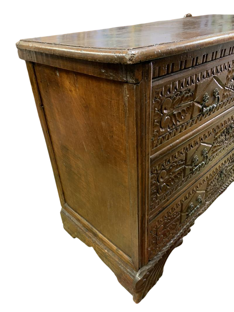 Antico e raro Cassettone Sardo del 700 noce ricco intaglio - immagine 4