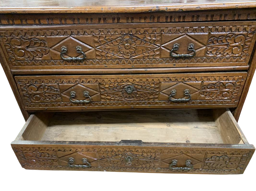 Antico e raro Cassettone Sardo del 700 noce ricco intaglio - immagine 3