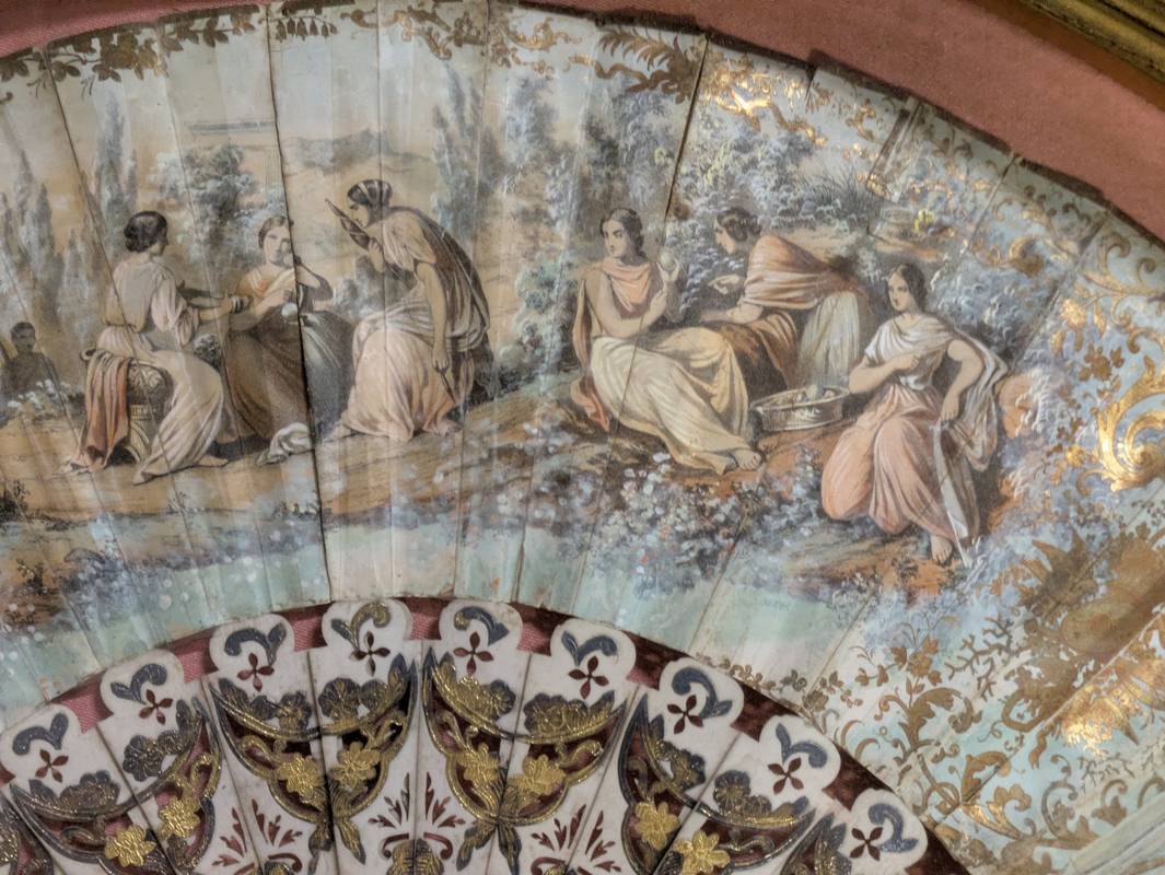 Ventaglio d'arte decorativo di gusto Neoclassico, conservato in teca. XIX secolo - immagine 3