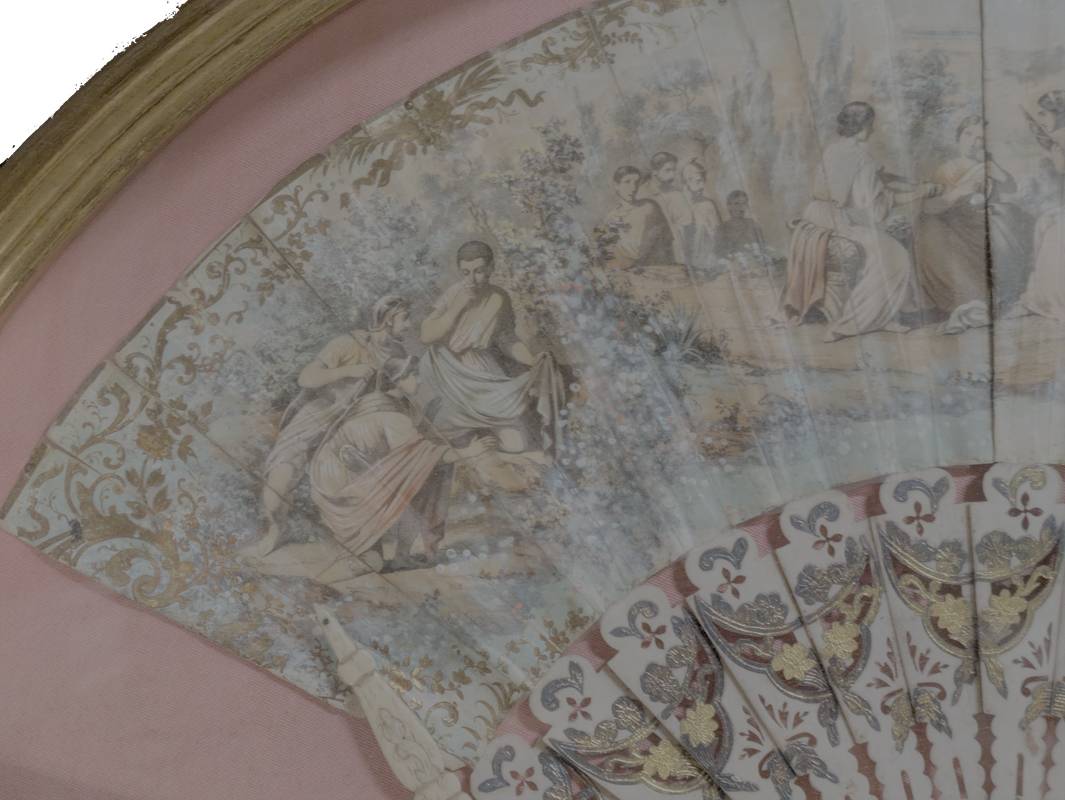 Ventaglio d'arte decorativo di gusto Neoclassico, conservato in teca. XIX secolo - immagine 4